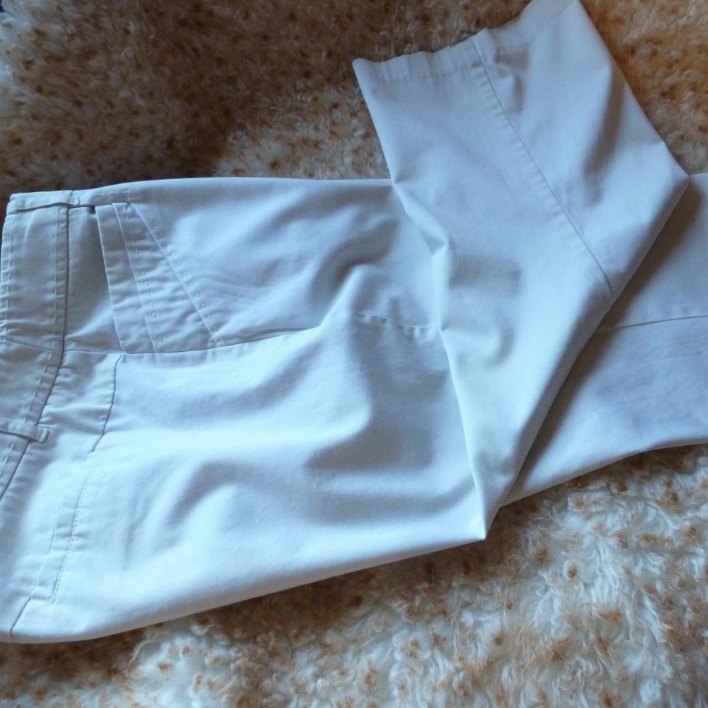 Tribal Studio white capris w/cute stitching S10